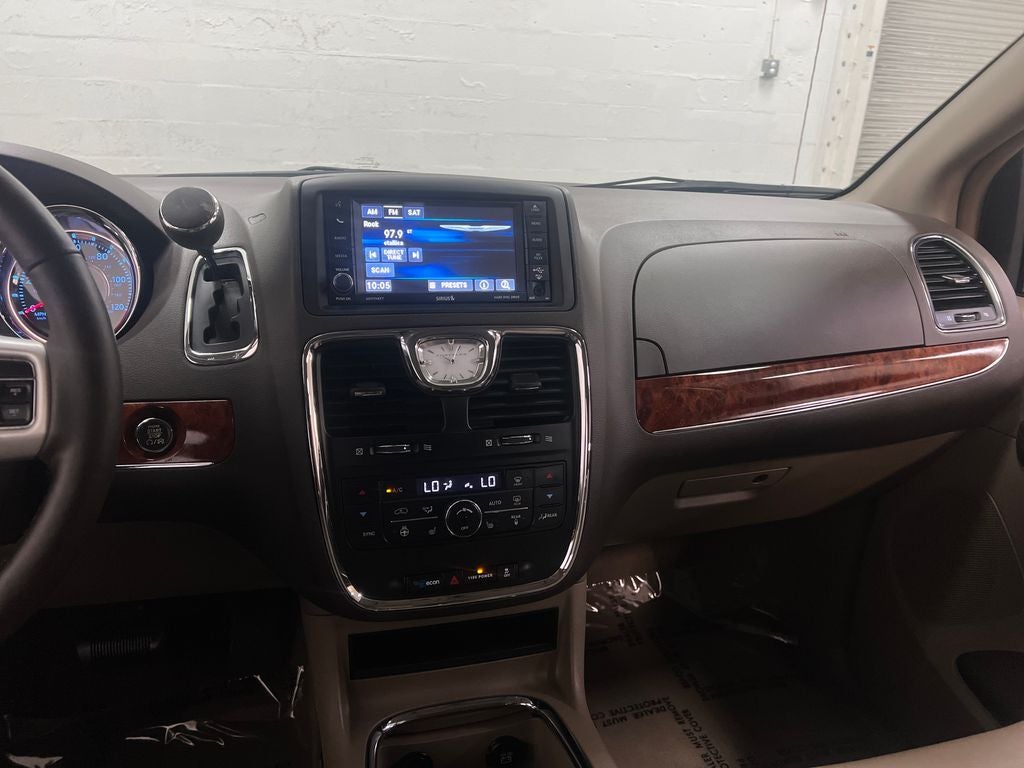 2014 Chrysler Town & Country Touring-L